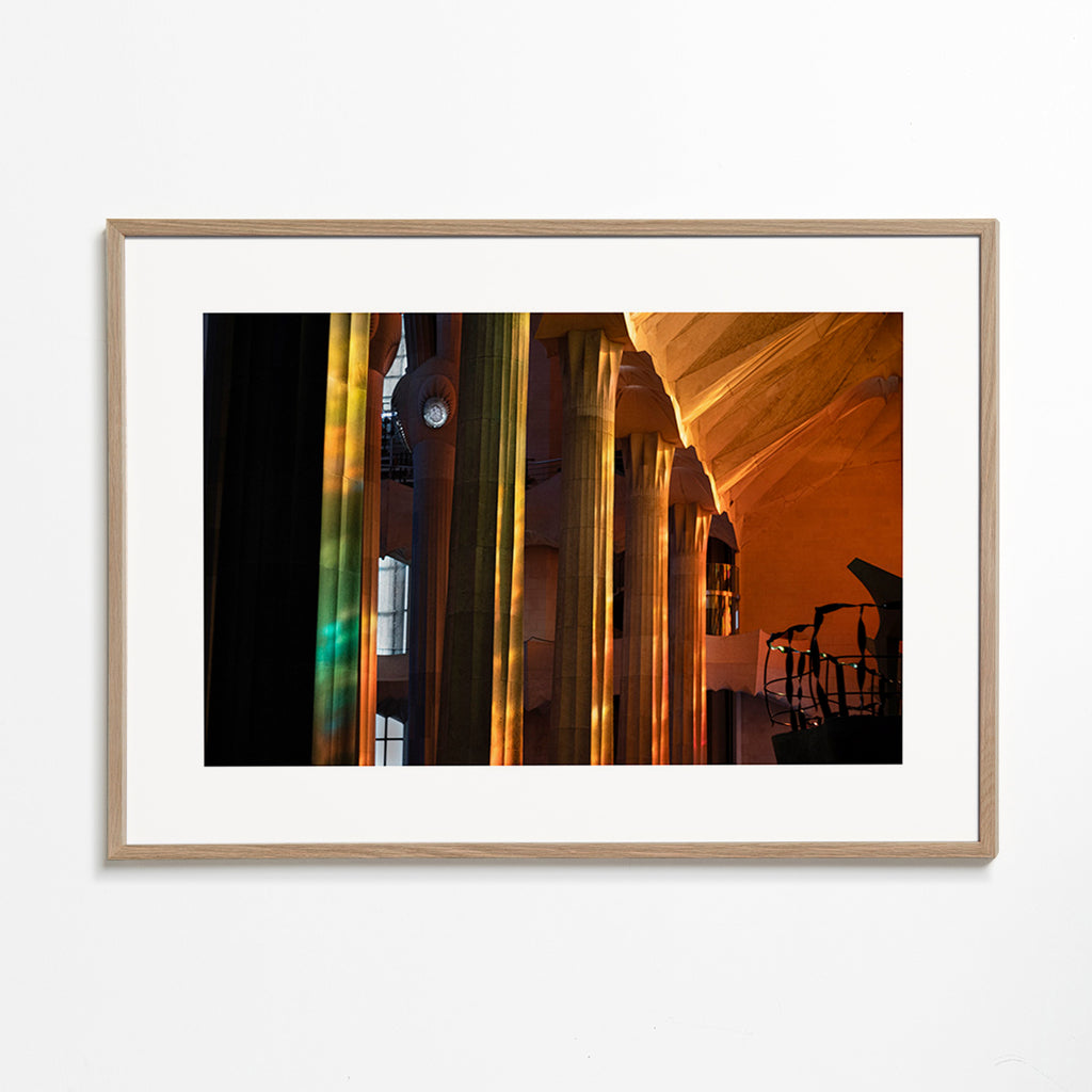 Interiérová architektonická fotografie se zlatým světlem