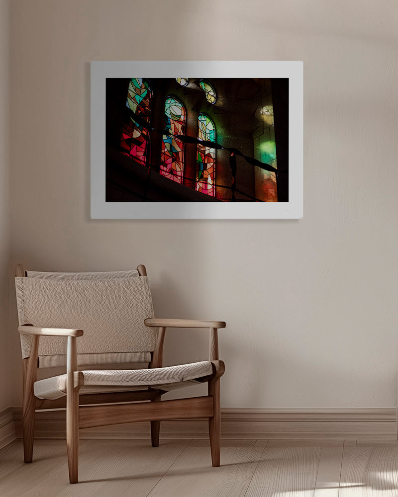 Fotografie vitráží v gotickém interiéru