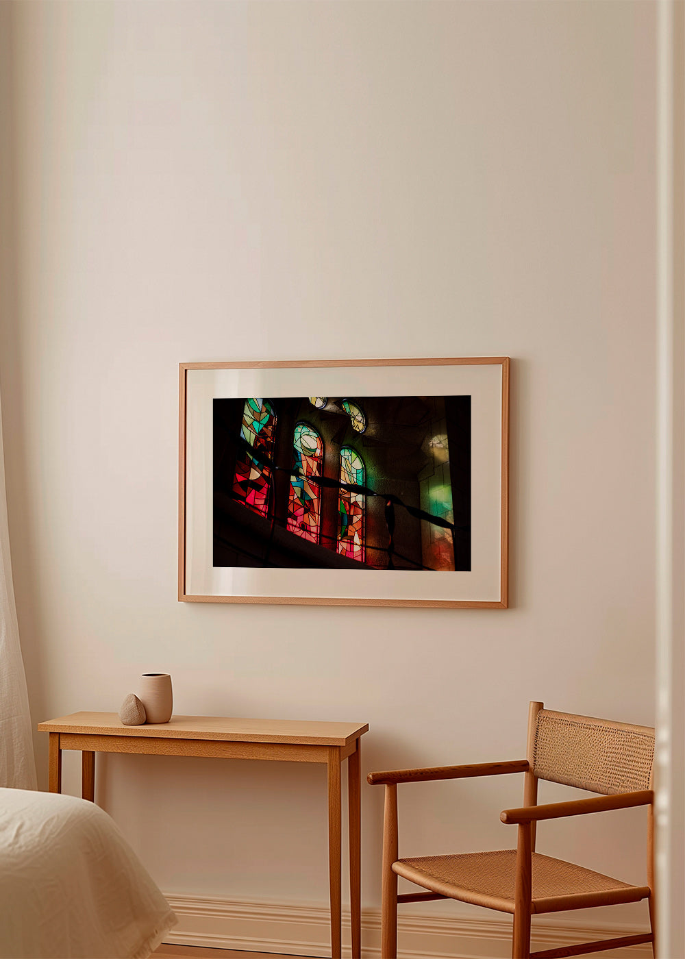 Fotografie vitráží v gotickém interiéru