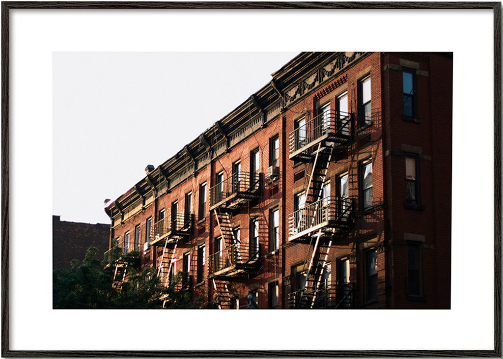 Cestovní plakát: brownstone fasáda v New Yorku se schodištěm