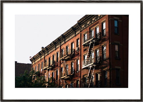 Cestovní plakát: brownstone fasáda v New Yorku se schodištěm
