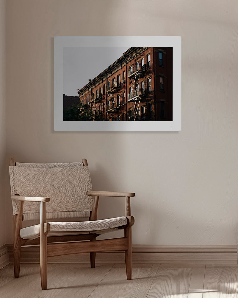 Cestovní plakát: brownstone fasáda v New Yorku se schodištěm