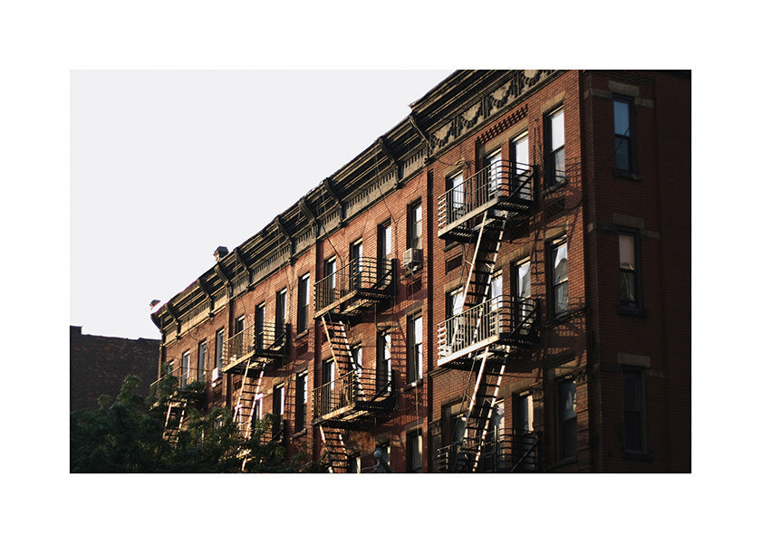 Cestovní plakát: brownstone fasáda v New Yorku se schodištěm