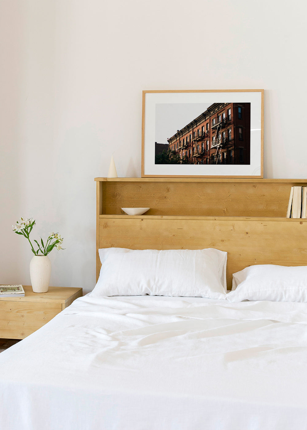 Cestovní plakát: brownstone fasáda v New Yorku se schodištěm