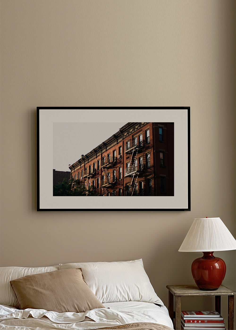 Cestovní plakát: brownstone fasáda v New Yorku se schodištěm