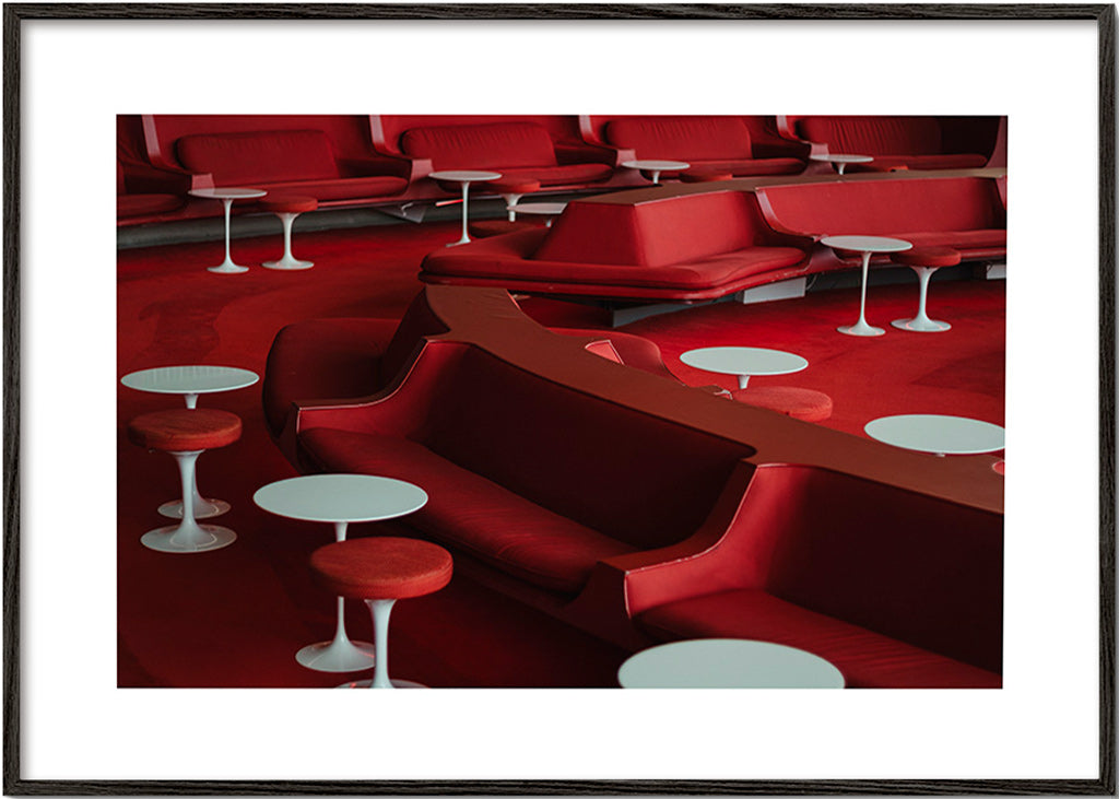Fotografie červeného lounge s křivými sedadly