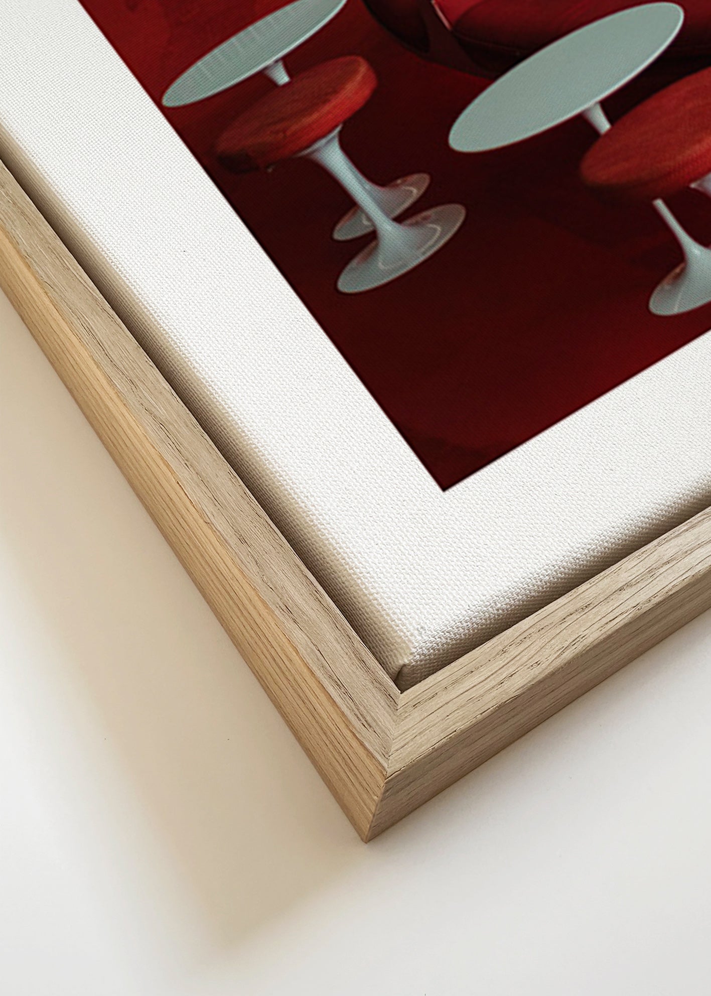 Fotografie červeného lounge s křivými sedadly
