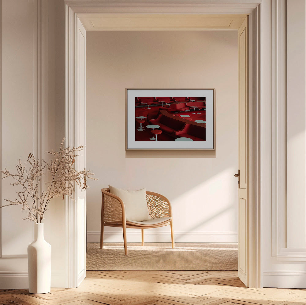 Fotografie červeného lounge s křivými sedadly