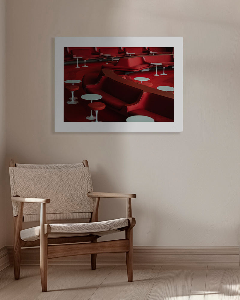 Fotografie červeného lounge s křivými sedadly