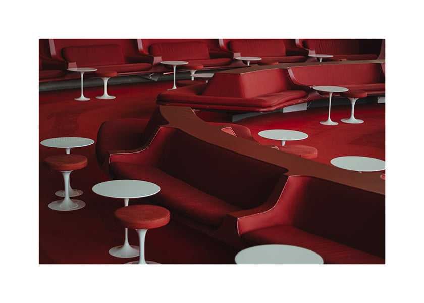 Fotografie červeného lounge s křivými sedadly