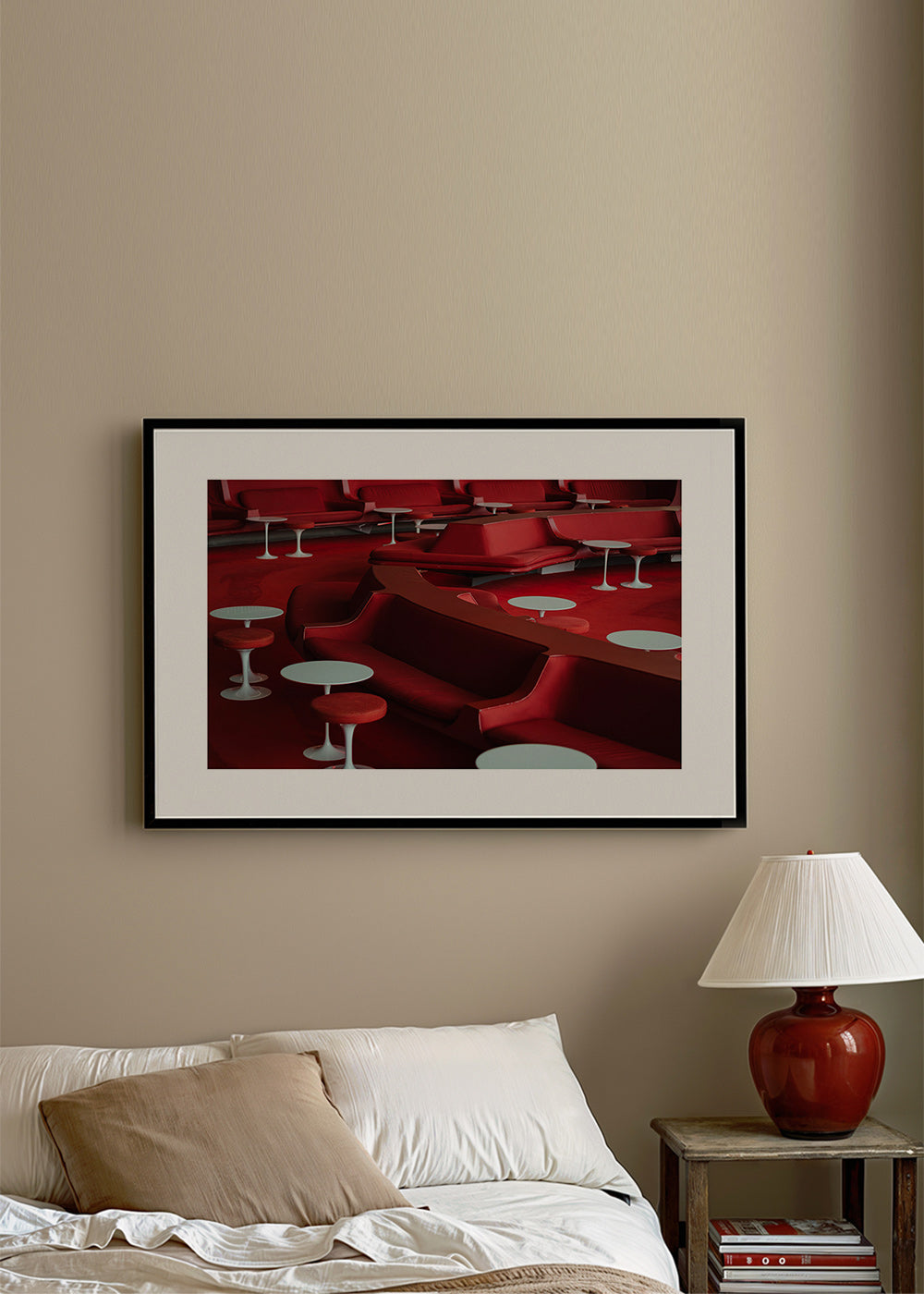Fotografie červeného lounge s křivými sedadly