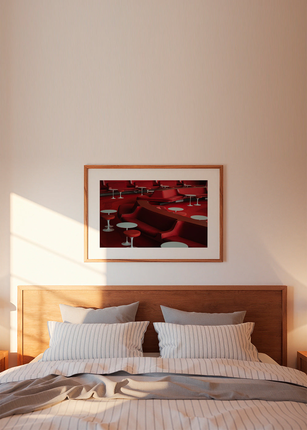 Fotografie červeného lounge s křivými sedadly