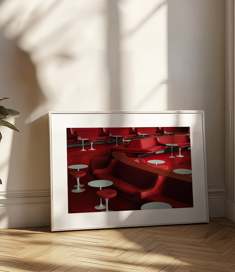 Fotografie červeného lounge s křivými sedadly