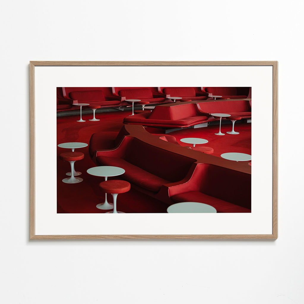 Fotografie červeného lounge s křivými sedadly