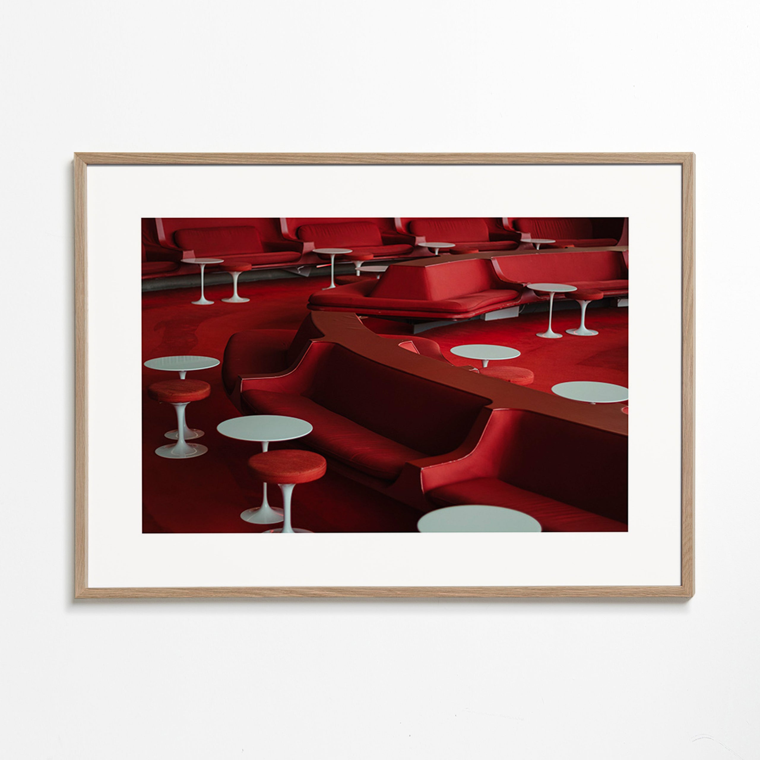 Fotografie červeného lounge s křivými sedadly
