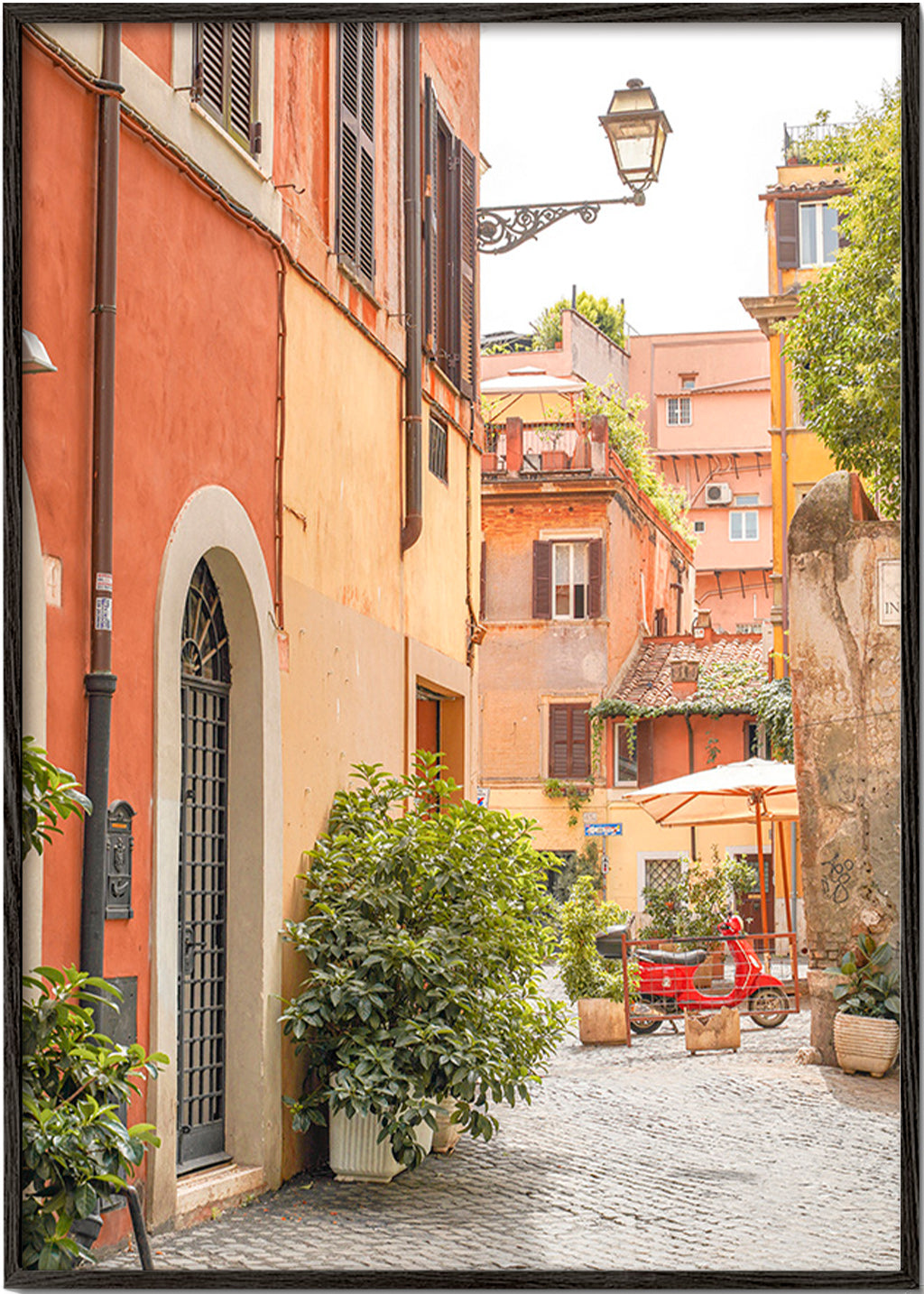 Obraz do kuchyně: ulice Trastevere s červeným skútrem – Black Frame