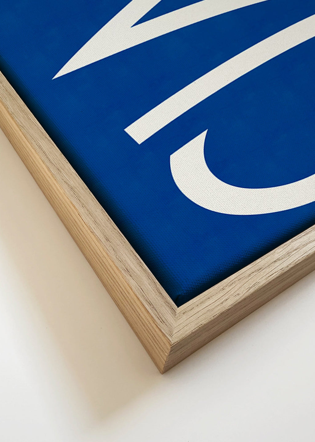 Typografické dílo 'CIAO' v modré – Canvas detail