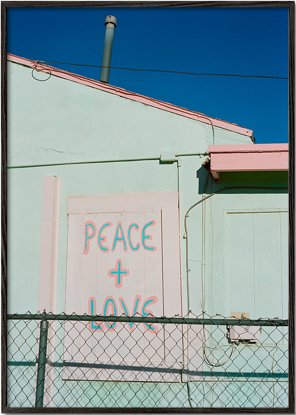 Fotografie fasády s graffiti Peace + Love – Black Frame