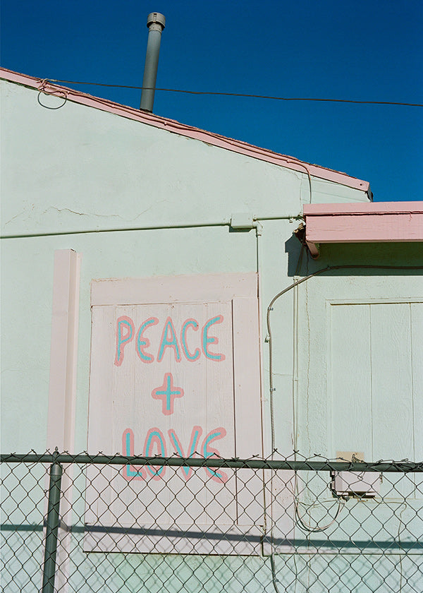 Fotografie fasády s graffiti Peace + Love