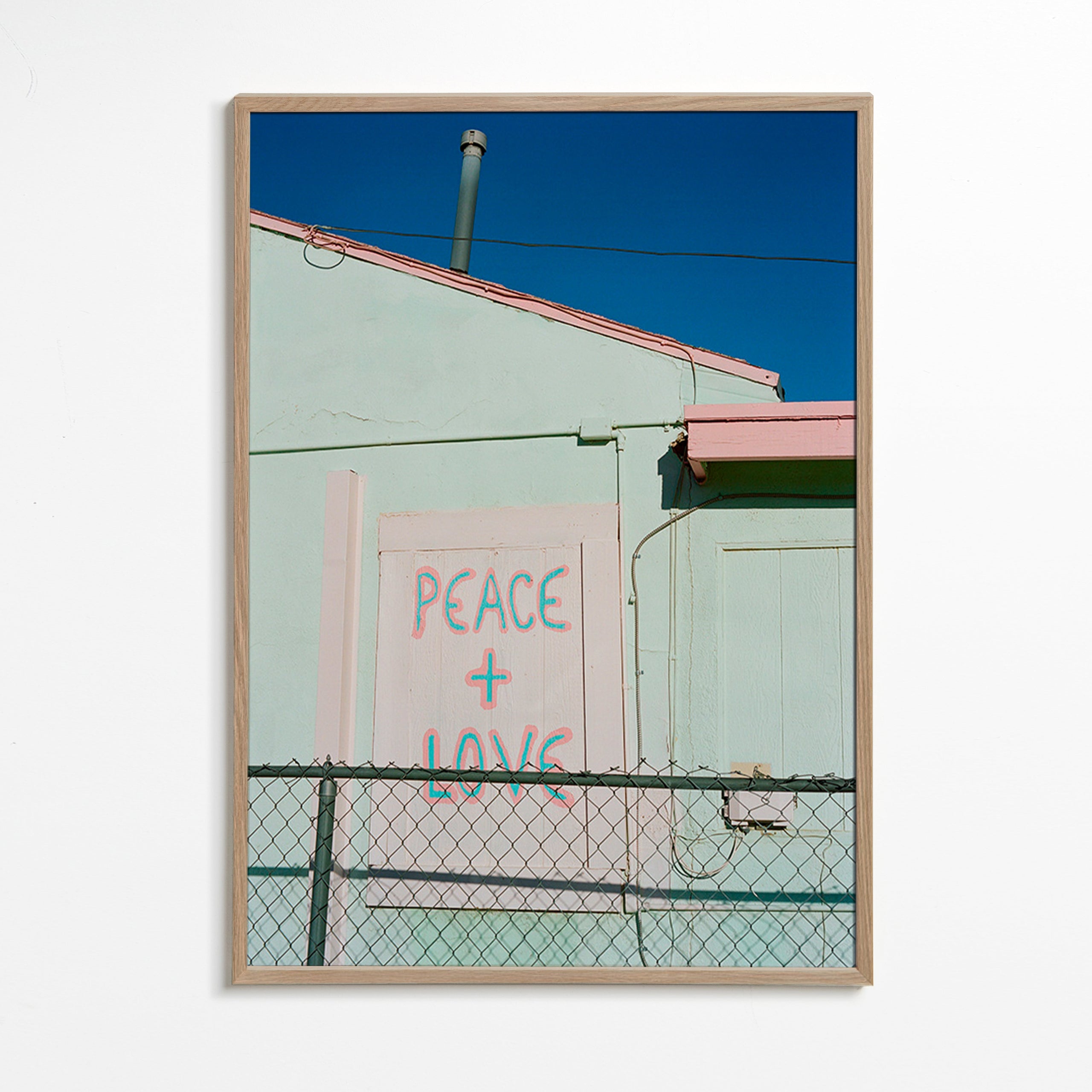 Fotografie fasády s graffiti Peace + Love – Oak Frame