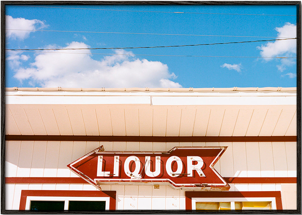 Vintage fotografie nápis 'LIQUOR' na modré obloze – Black Frame