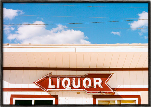 Vintage fotografie nápis 'LIQUOR' na modré obloze – Black Frame