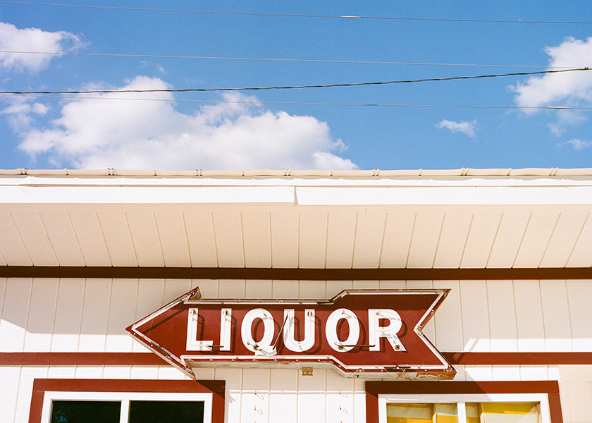 Vintage fotografie nápis 'LIQUOR' na modré obloze