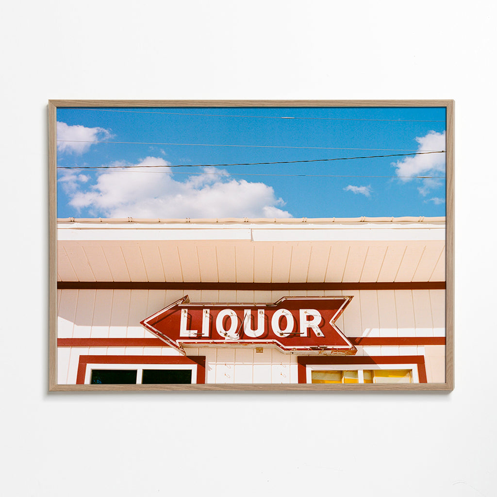 Vintage fotografie nápis 'LIQUOR' na modré obloze – Oak Frame