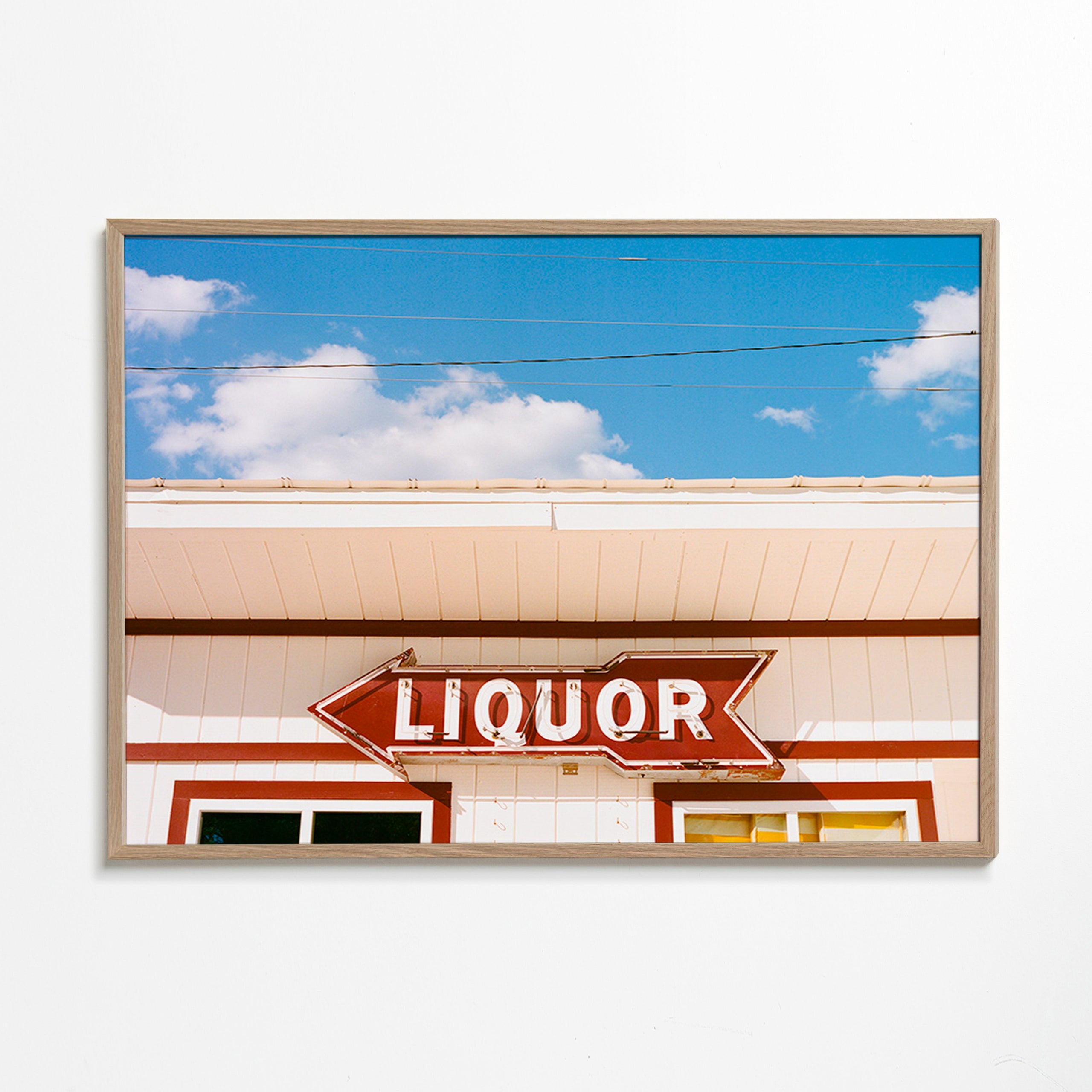 Vintage fotografie nápis 'LIQUOR' na modré obloze – Oak Frame