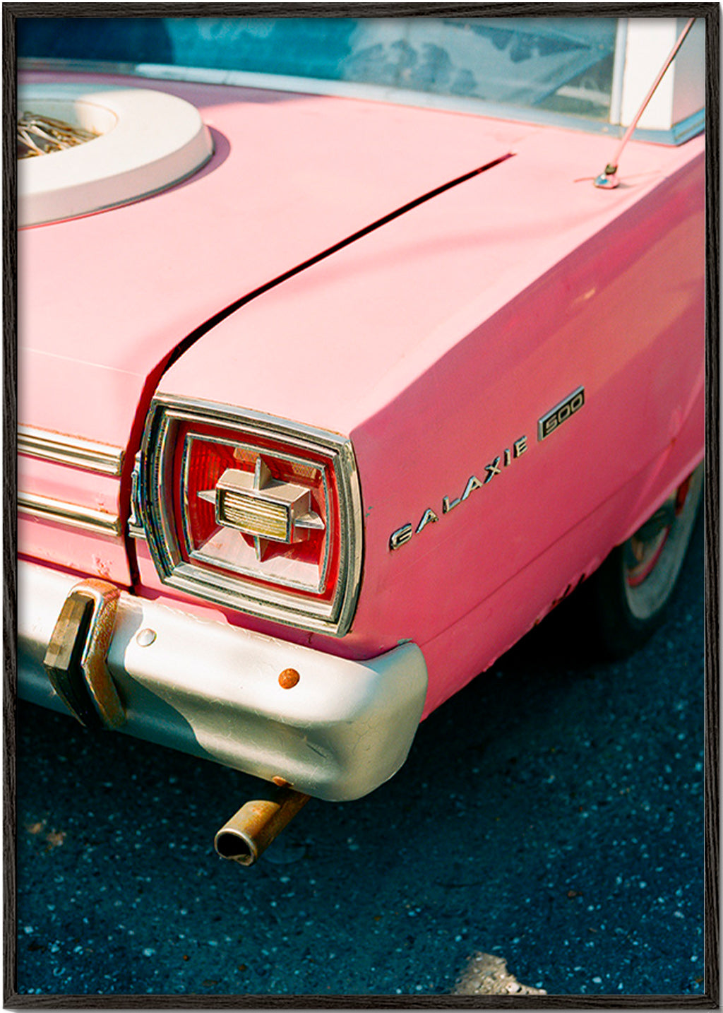 Vintage auto růžový plakát – Black Frame