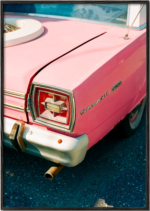 Vintage auto růžový plakát – Black Frame