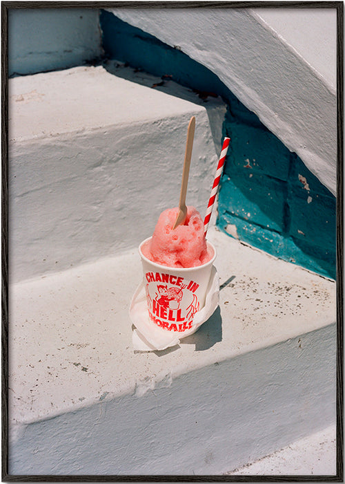 Obraz do kuchyně: růžový sorbet na bílých schodech – Black Frame