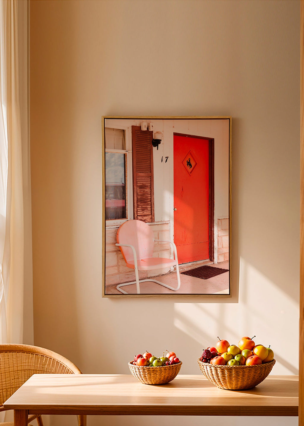 Fotografie motelu s červenými dveřmi a retro židlí – Canvas1