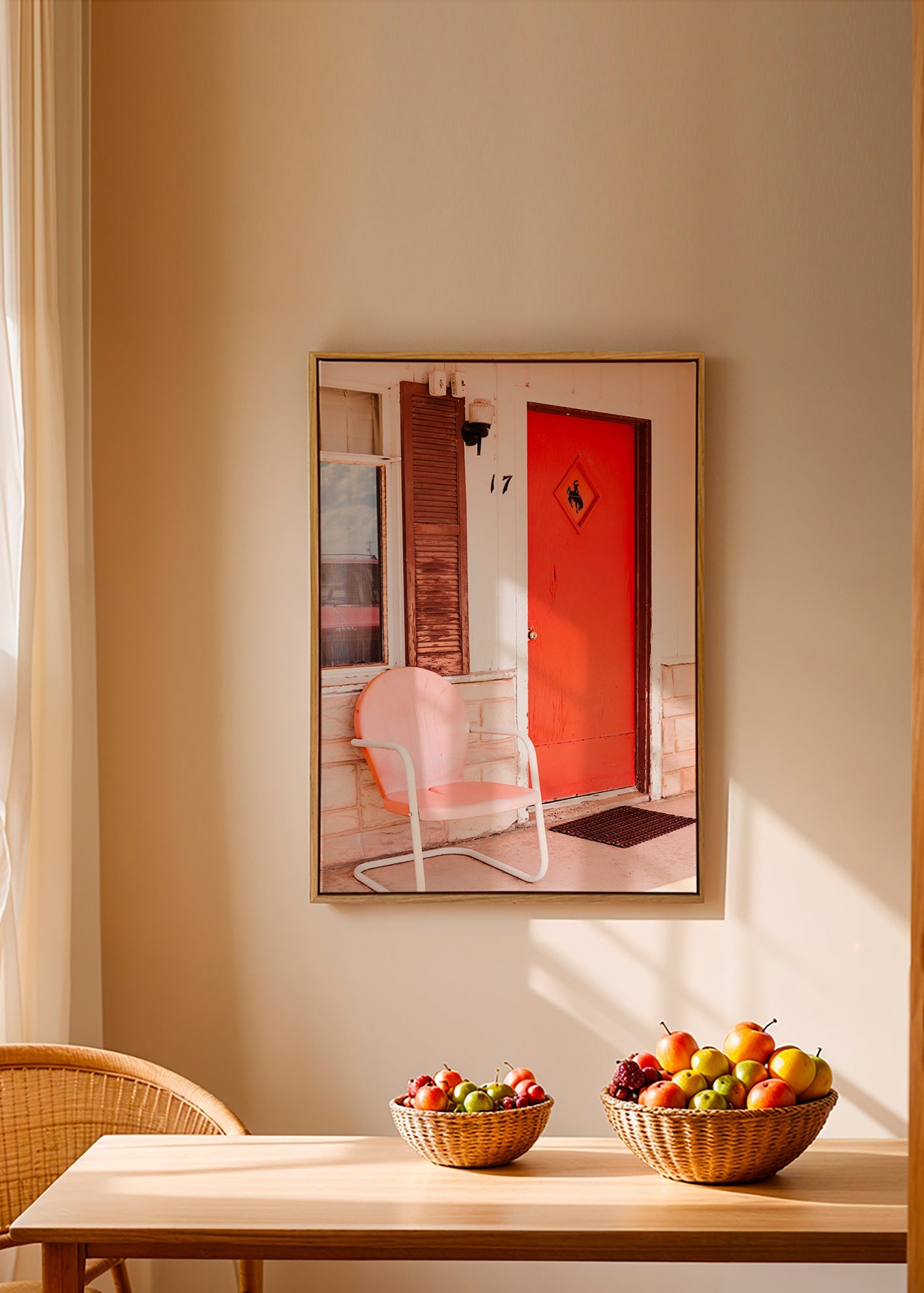 Fotografie motelu s červenými dveřmi a retro židlí – Canvas1