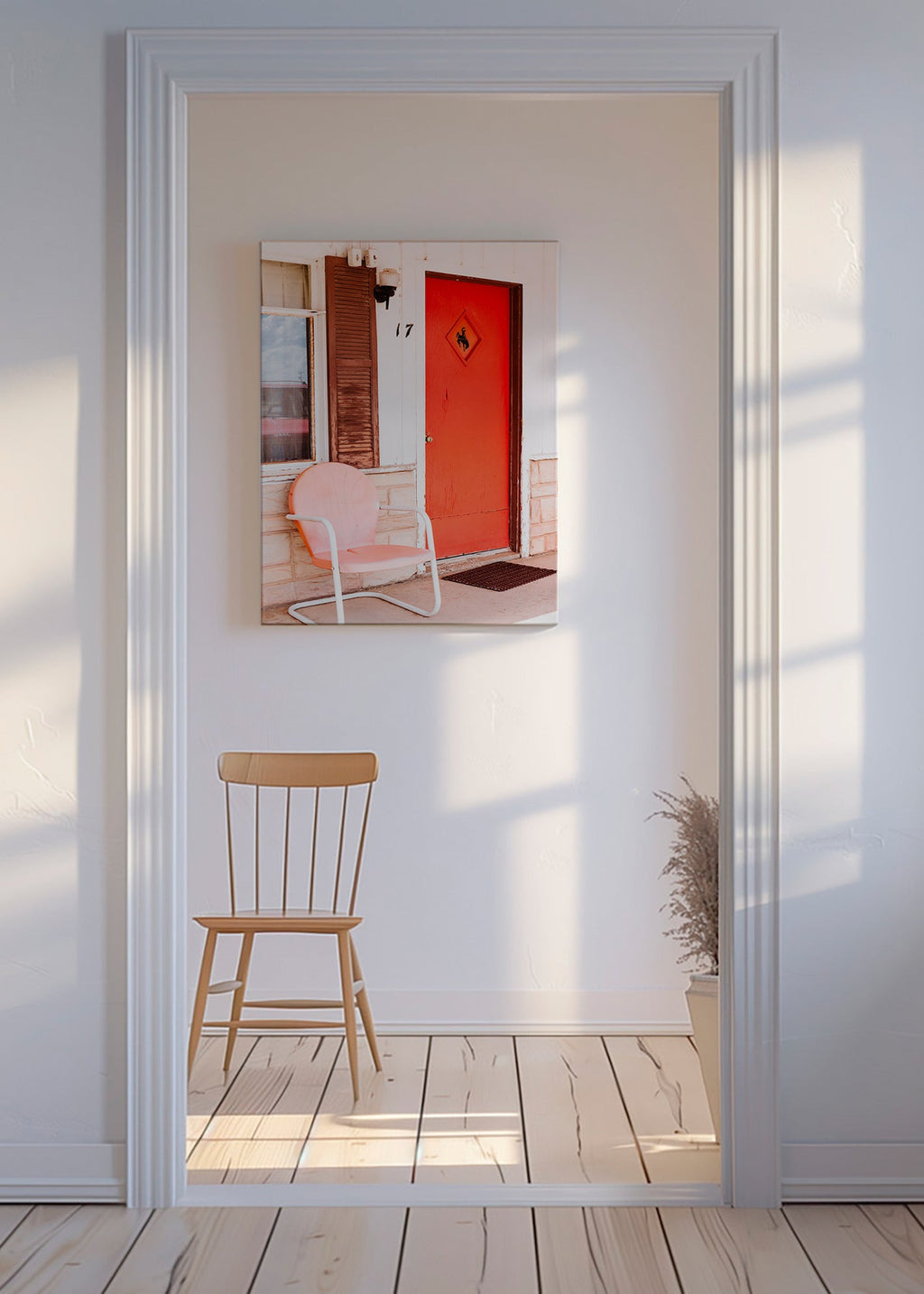 Fotografie motelu s červenými dveřmi a retro židlí – Canvas