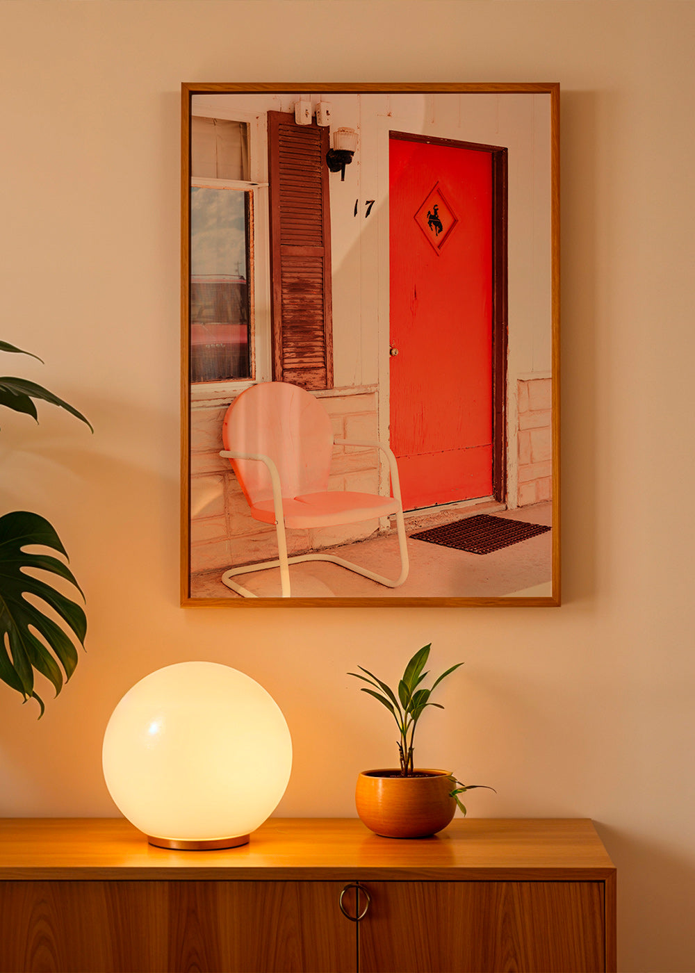 Fotografie motelu s červenými dveřmi a retro židlí – Product1