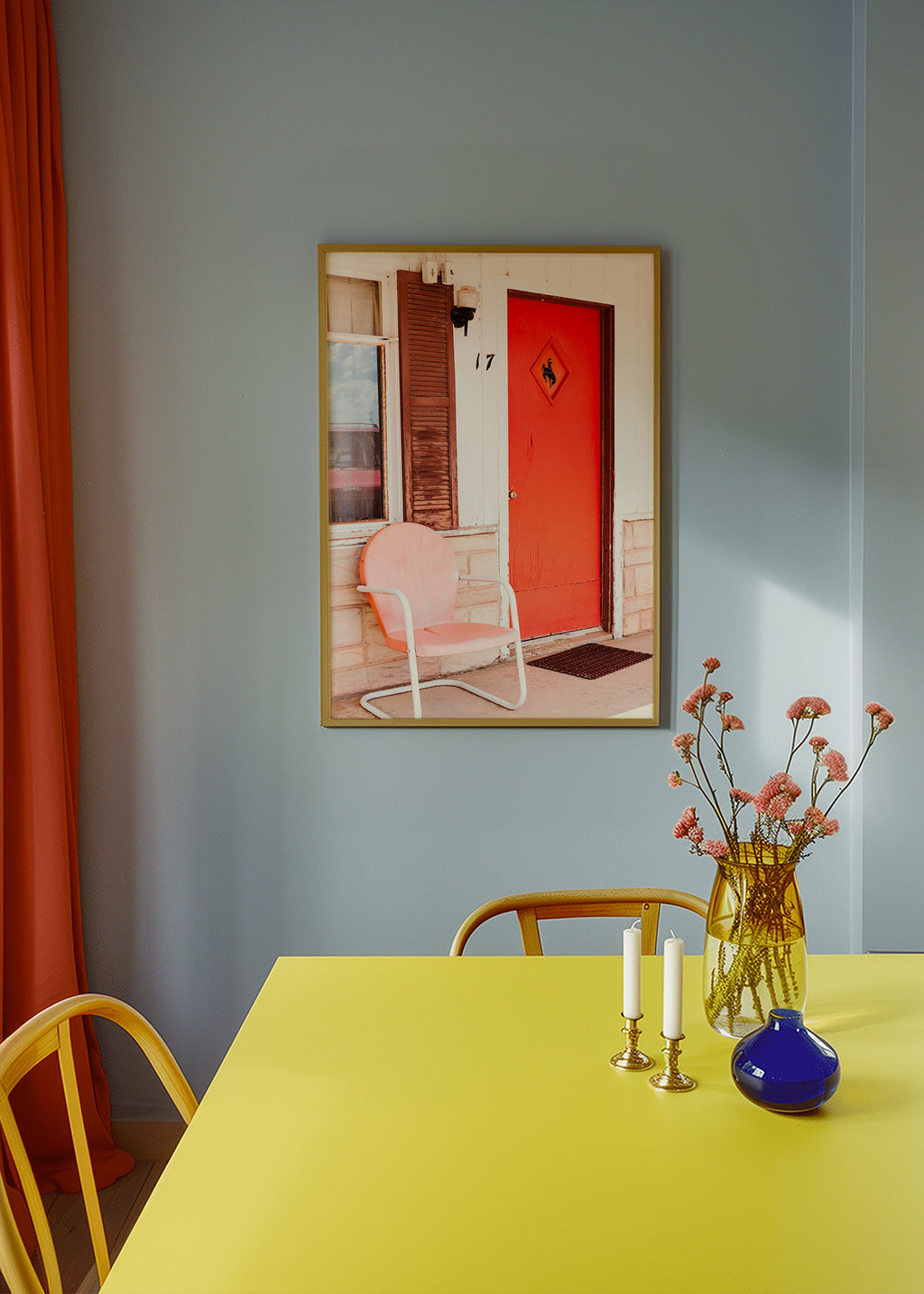 Fotografie motelu s červenými dveřmi a retro židlí – Product2