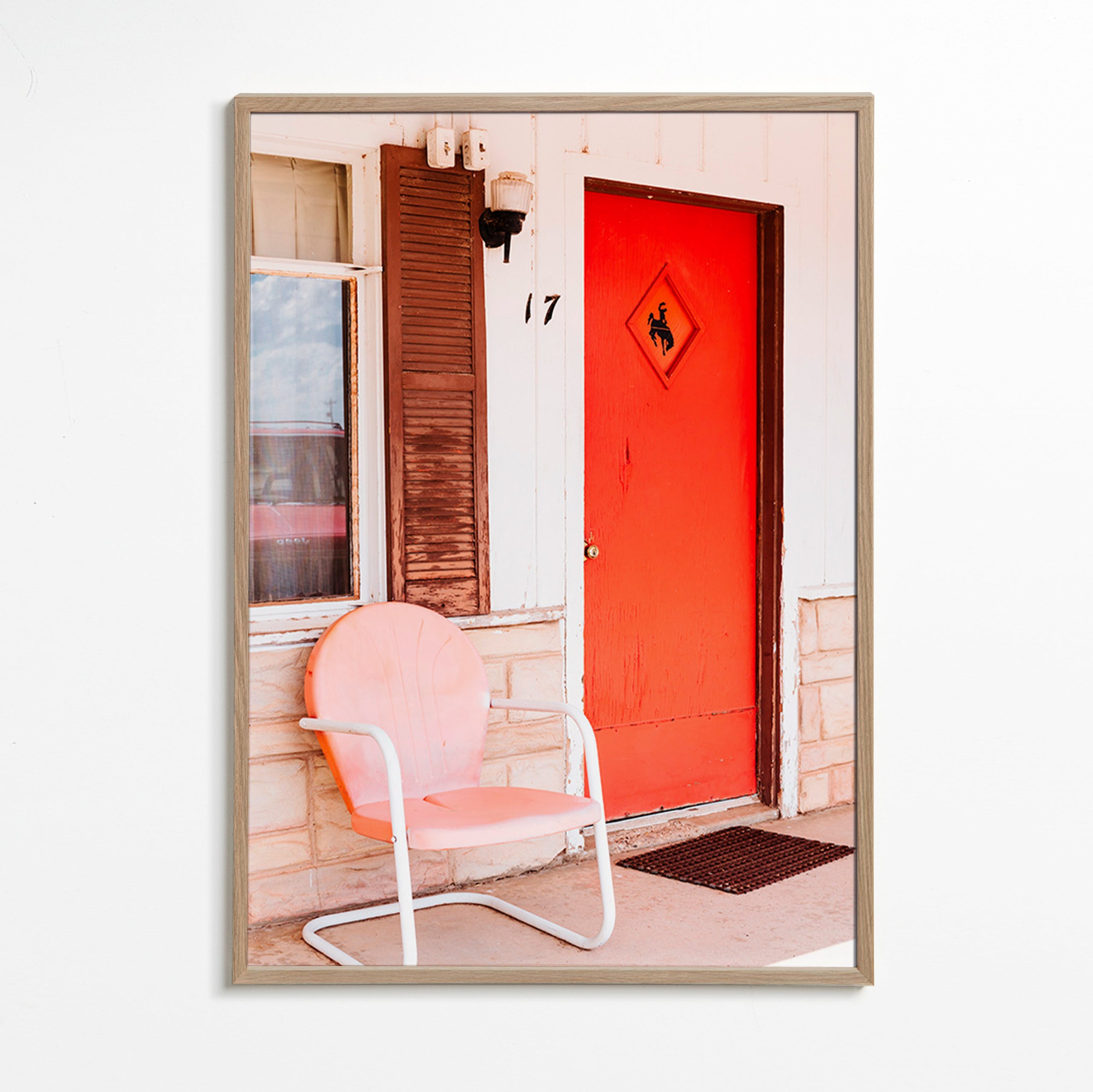 Fotografie motelu s červenými dveřmi a retro židlí – Oak Frame