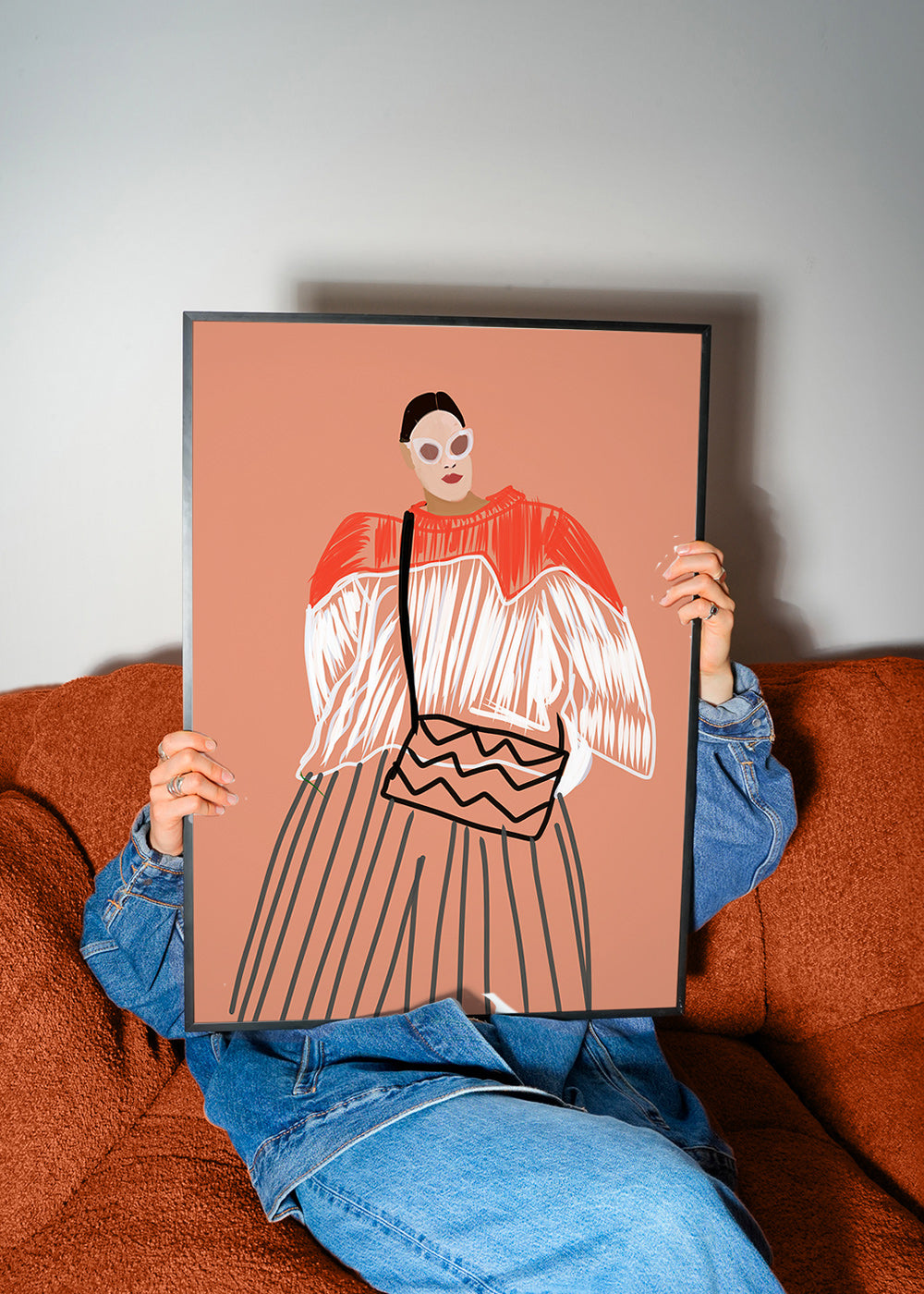 Ilustrace ženy s korálovou kabelkou – Product3