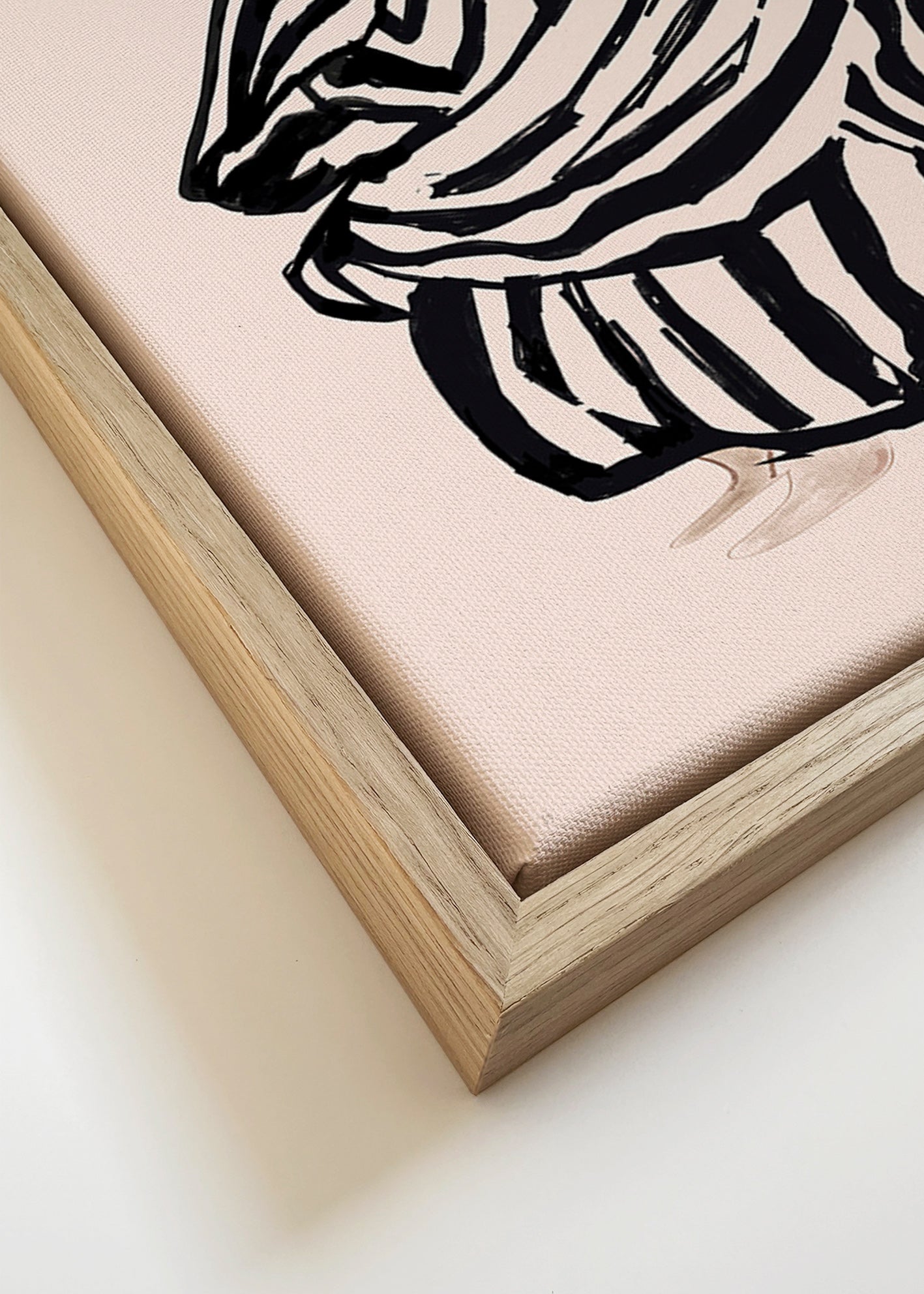 Ilustrace sedící ženy s výraznými pruhy – Canvas detail