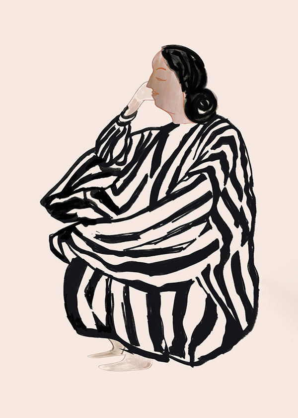 Ilustrace sedící ženy s výraznými pruhy