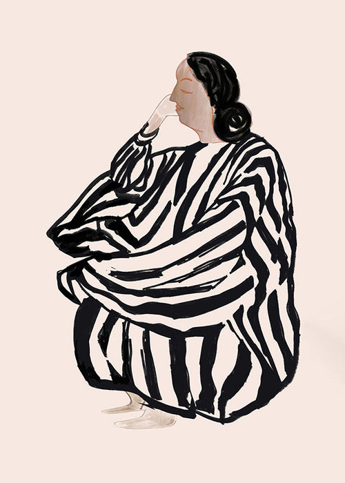 Ilustrace sedící ženy s výraznými pruhy