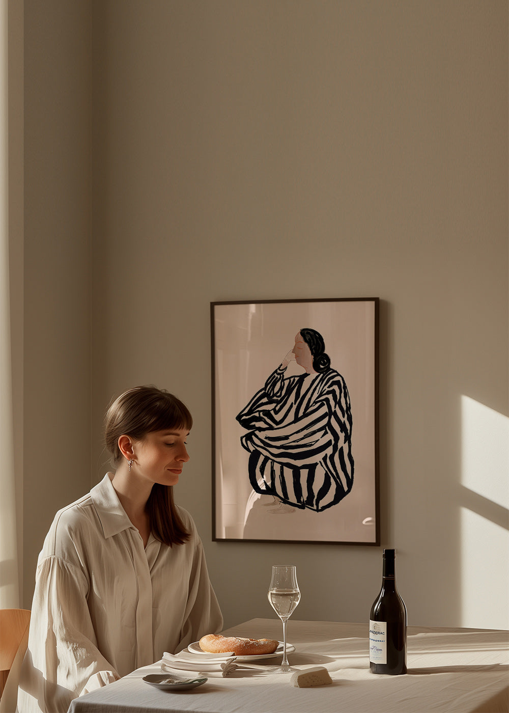 Ilustrace sedící ženy s výraznými pruhy – Product1