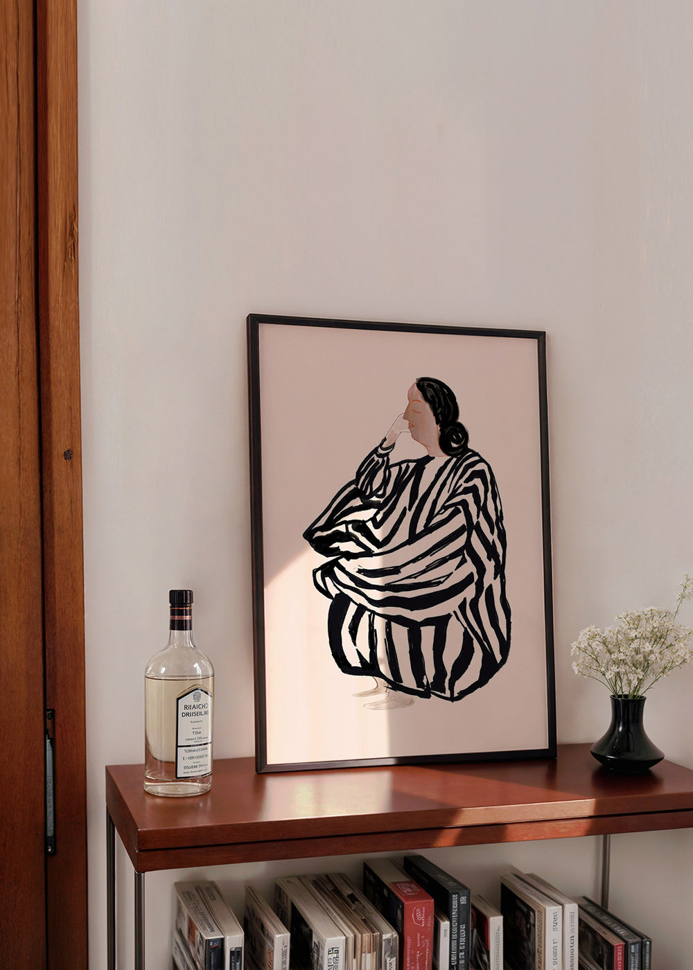 Ilustrace sedící ženy s výraznými pruhy – Product2