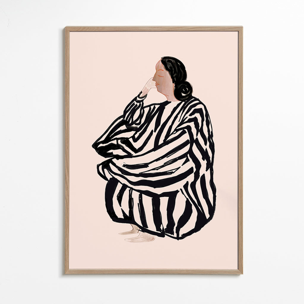 Ilustrace sedící ženy s výraznými pruhy – Oak Frame