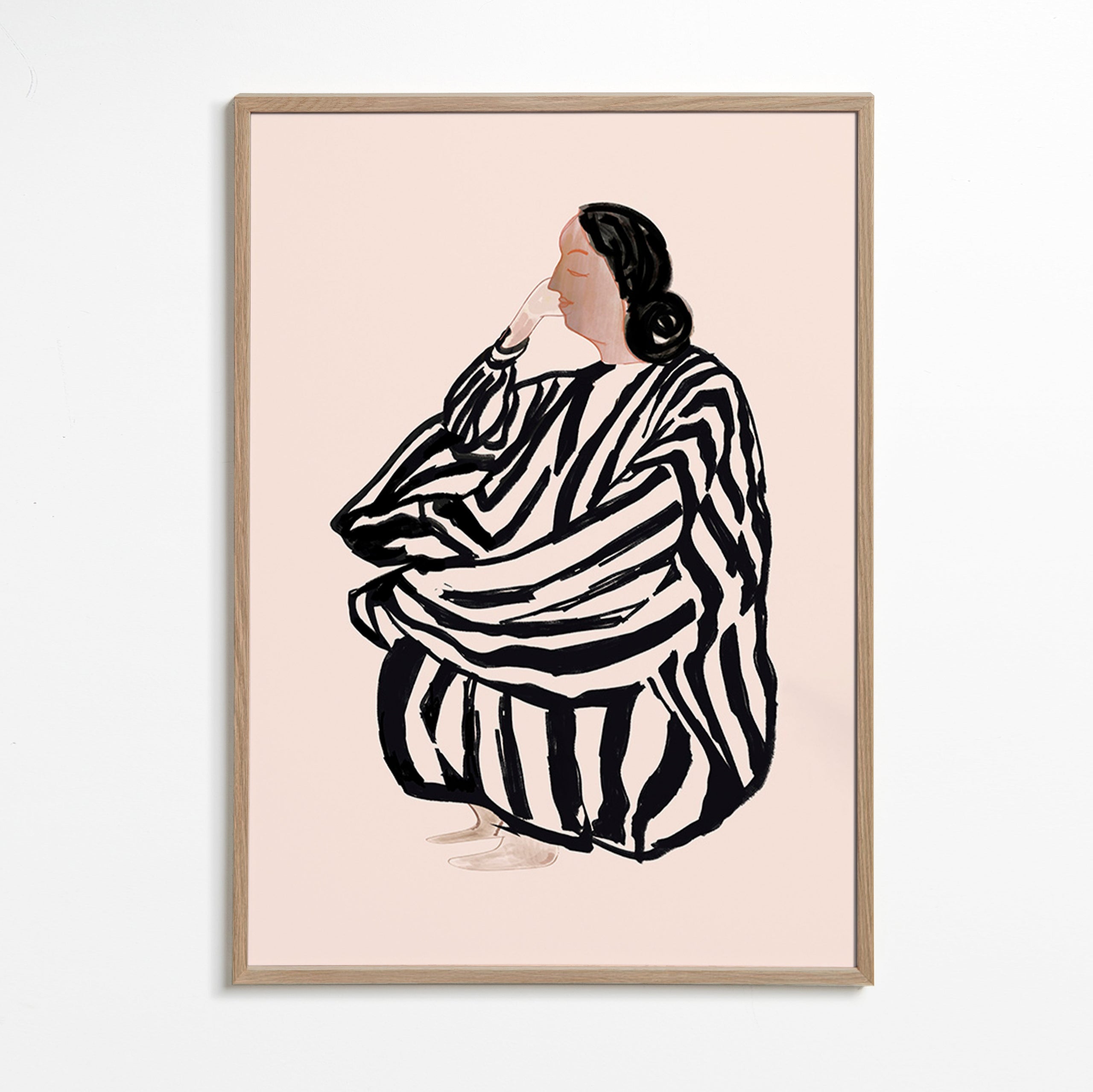 Ilustrace sedící ženy s výraznými pruhy – Oak Frame