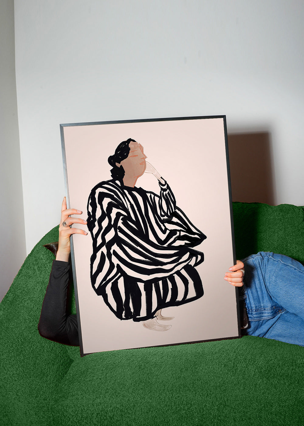 Ilustrace ženské postavy s grafickými pruhy – Product2