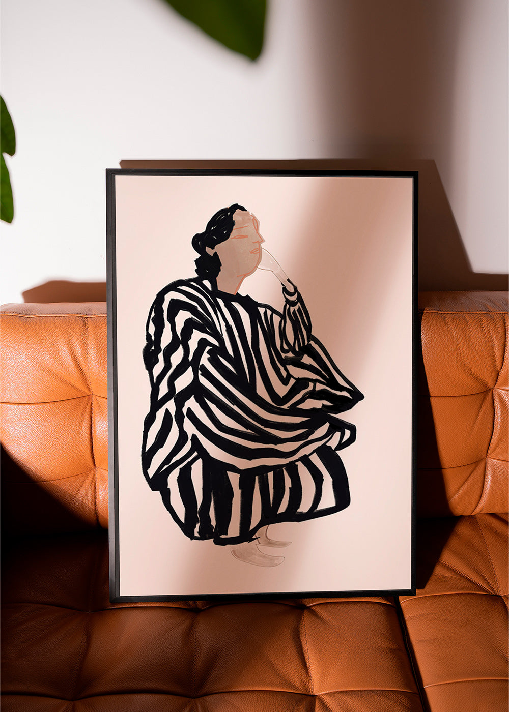Ilustrace ženské postavy s grafickými pruhy – Product3