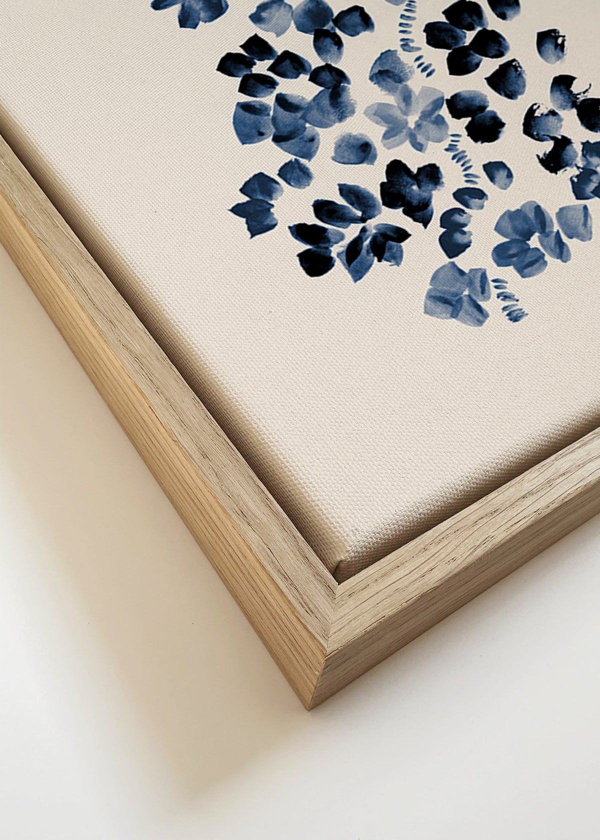 Botanický plakát s modrými květy na krému – Canvas detail