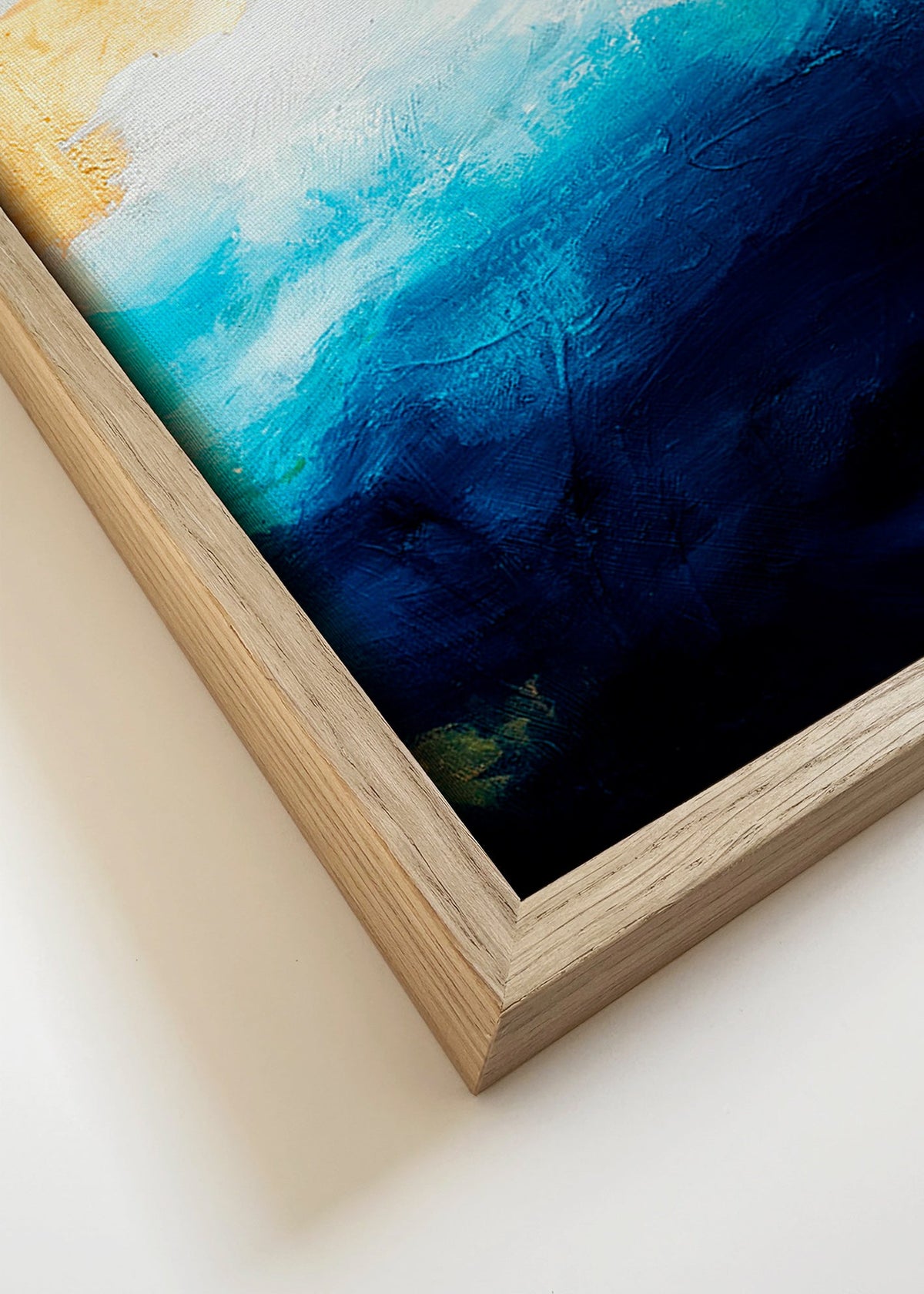 Abstraktní obraz moře v modři se zlatými akcenty – Canvas detail